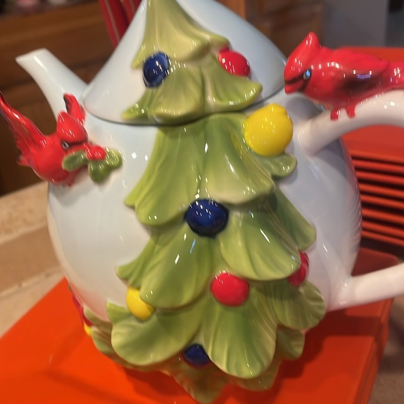 NIB beautiful cardinal Christmas tree teapot - Picture 2 of 6
